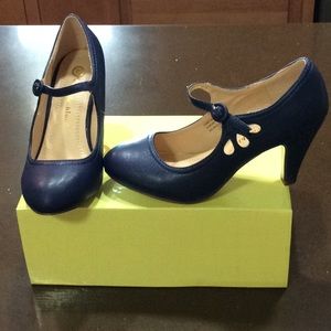Dress Mary Jane style pumps